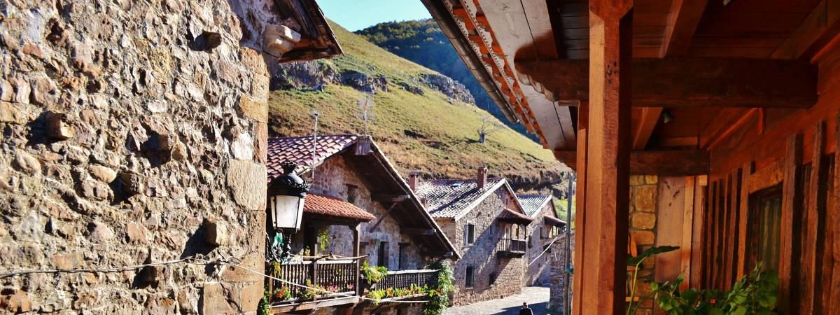 El mejor cocido montañés de Cantabria se come en este bonito pueblo: un  restaurante famoso por su lechazo al horno