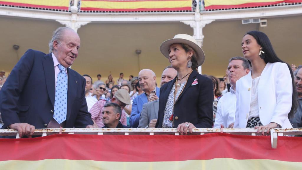 El emérito Juan Carlos en los toros junto a la infanta Elena y Victoria Federica.