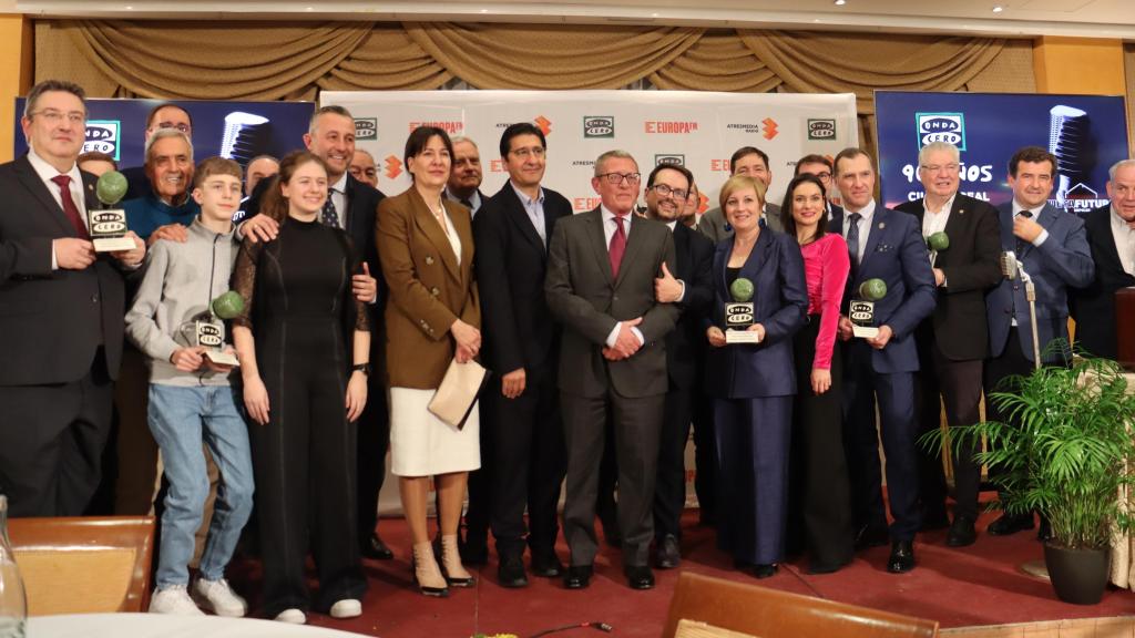 Foto de familia en la Gala del 90 aniversario de Radio Ciudad Real EAJ-65 organizada por Onda Cero.