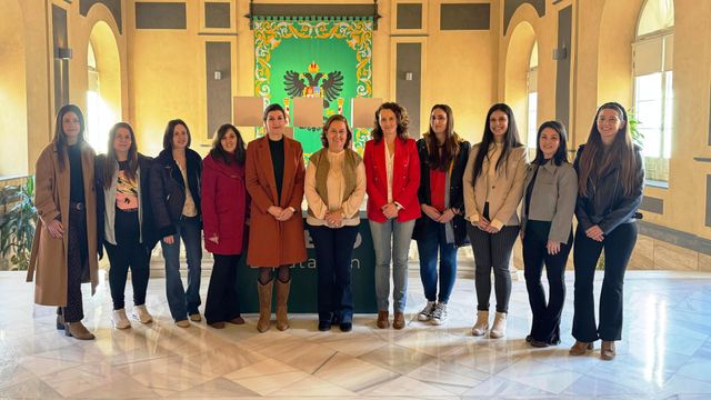 Concepción Cedillo con las nuevas agentes de igualdad. Foto: Diputación de Toledo.
