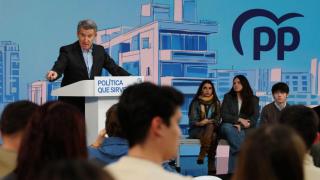 Alberto Núñez Feijóo, presidente del PP, en un encuentro con asociaciones juveniles para abordar la crisis de la vivienda.