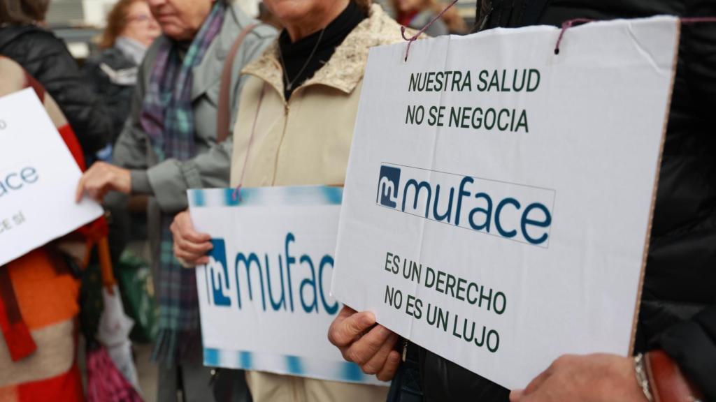 Varios funcionarios se concentran frente a una sede de Muface para reivindicar la continuidad del servicio.