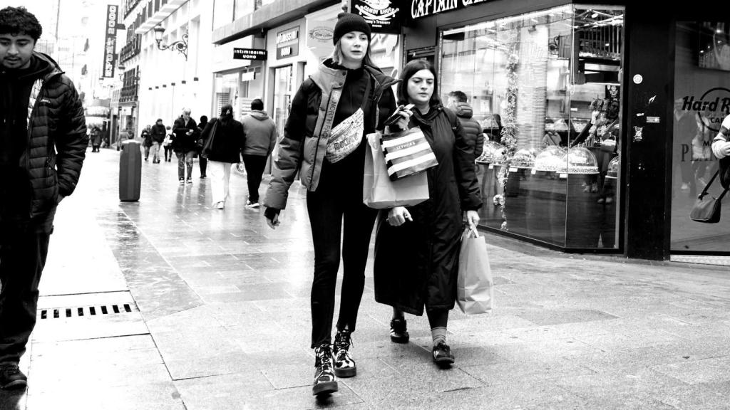 Dos mujeres con bolsas tras comprar en las rebajas