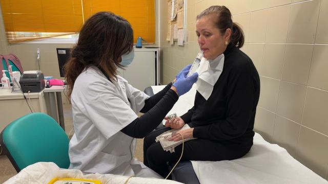 Foto de la médica del servicio de rehabilitación haciendo una exploración en consulta a una paciente con disfagia.