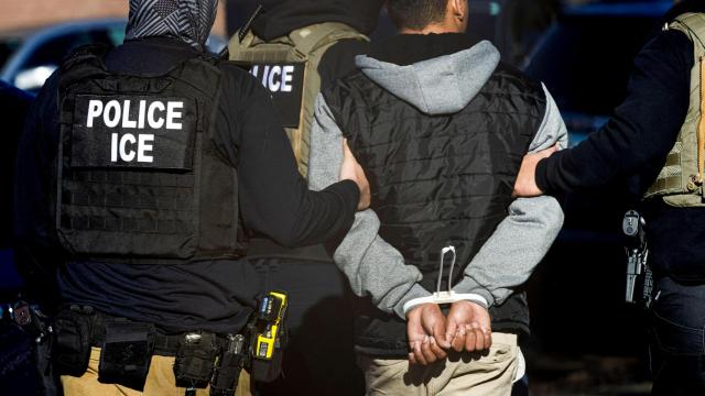 Los agentes de Inmigración y Control de Aduanas detienen a un hombre después de realizar una redada en el complejo de apartamentos Cedar Run en Denver, Colorado, EE. UU., 5 de febrero de 2025.
