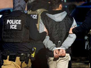Los agentes de Inmigración y Control de Aduanas detienen a un hombre después de realizar una redada en el complejo de apartamentos Cedar Run en Denver, Colorado, EE. UU., 5 de febrero de 2025.
