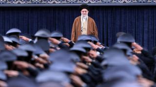 El ayatolá Jamenei, durante el encuentro con comandantes de la Fuerza Aérea y de la Defensa Aérea del Ejército iraní.
