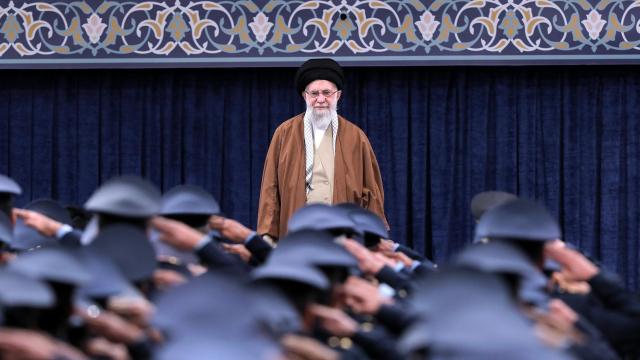 El ayatolá Jamenei, durante el encuentro con comandantes de la Fuerza Aérea y de la Defensa Aérea del Ejército iraní.