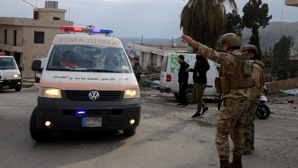 Un soldado libanés abre el paso a una ambulancia que transportaba a un libanés herido por los disparos de Israel el pasado 26 de enero.