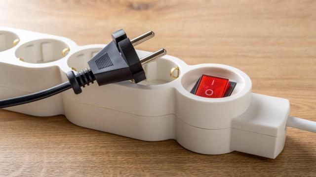 Una regleta con un enchufe.