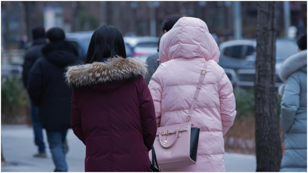 Personas abrigadas por el frío