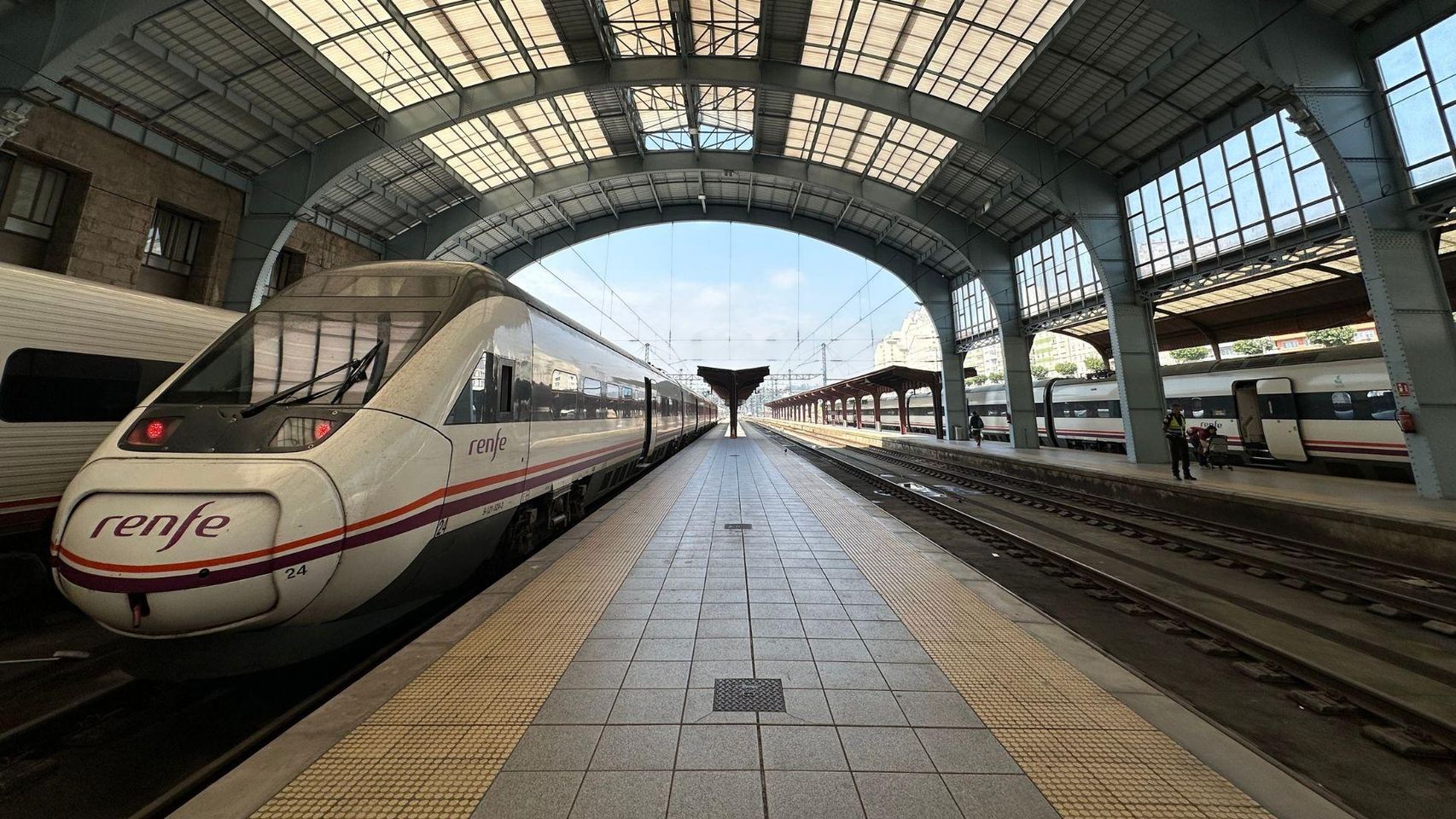 El humo saliendo de un vagón en la estación de tren de A Coruña moviliza a Policía y Bomberos