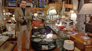 Antonio Concheiro, en el interior de su establecimiento de decoración de la calle Ferrol.