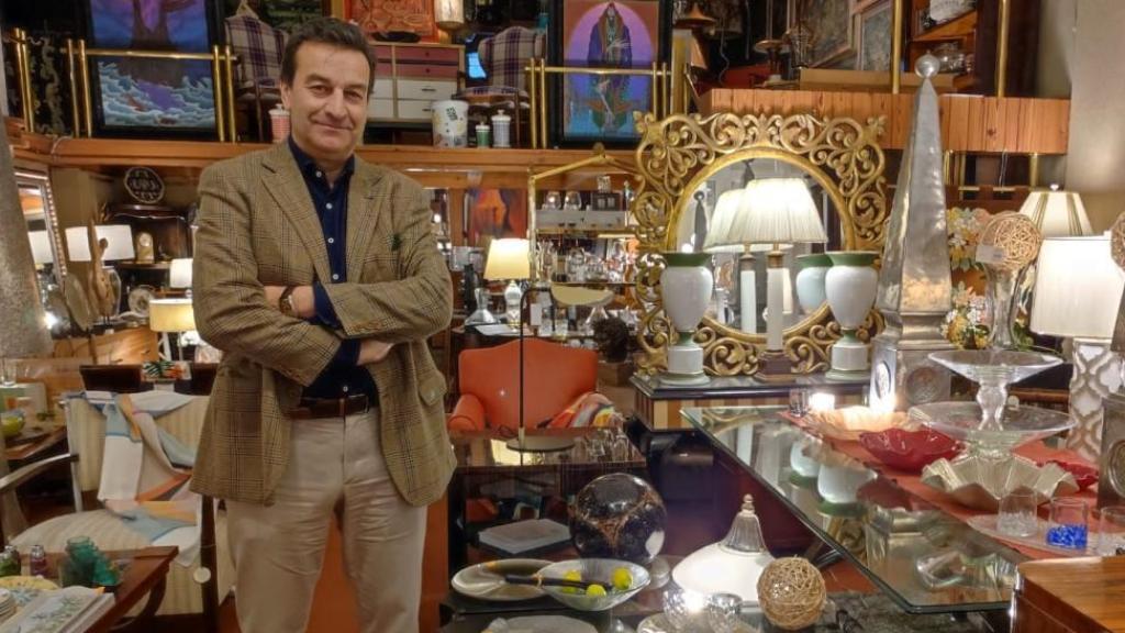 Antonio Concheiro, en el interior de su establecimiento de decoración de la calle Ferrol.