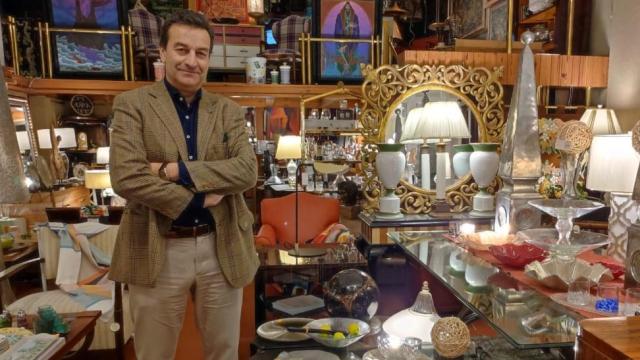 Antonio Concheiro, en el interior de su establecimiento de decoración de la calle Ferrol.