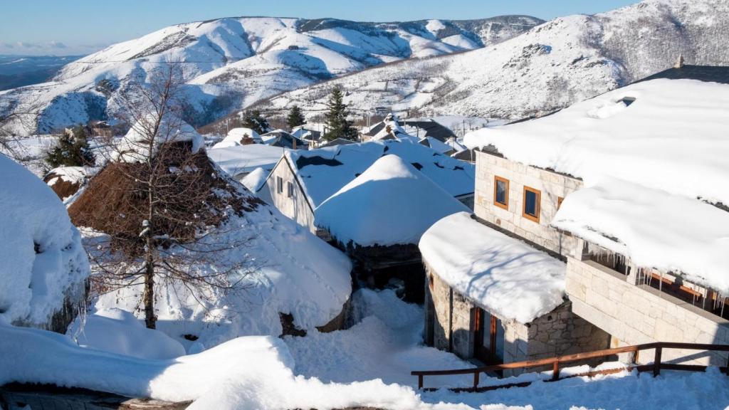 Cabañas de paja bajo la nieve en Piornedo (Os Ancares)
