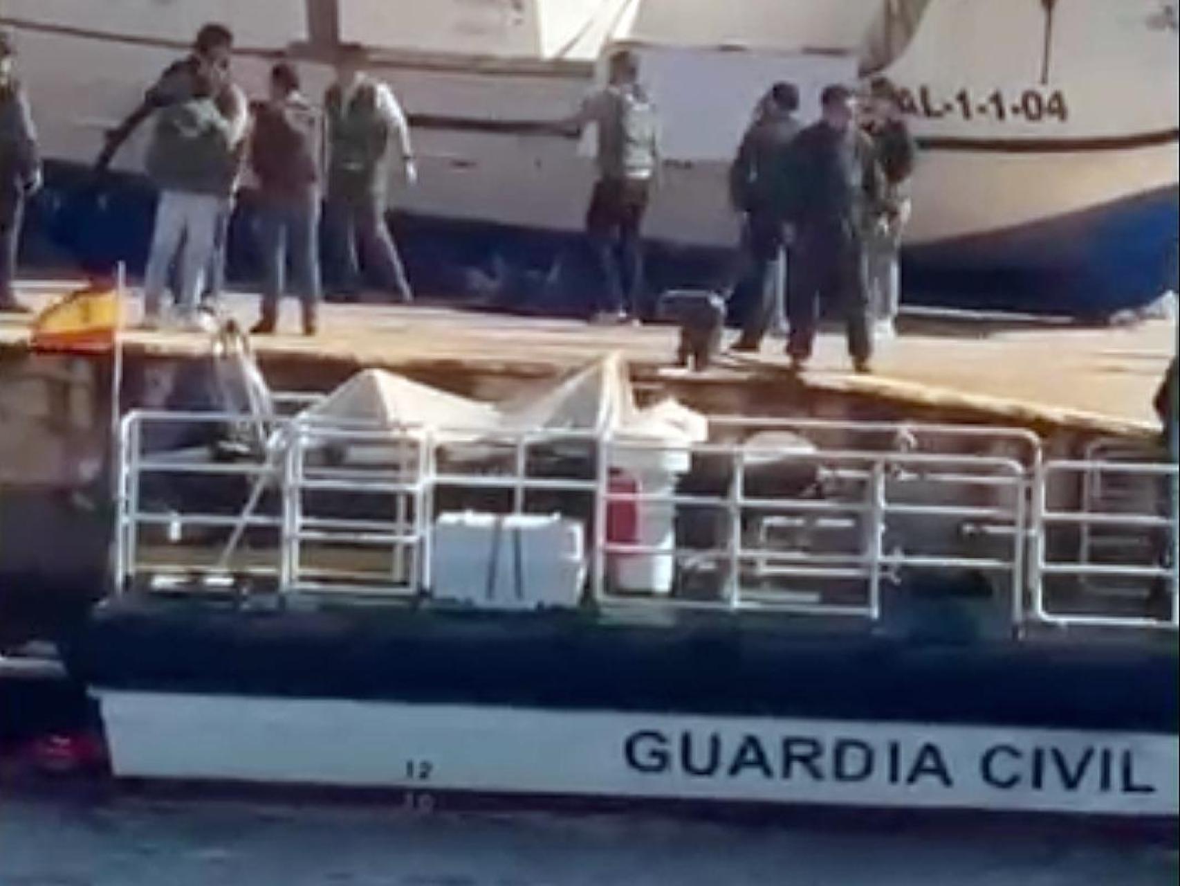 Imagen de la embarcación de la Guardia Civil tras la colisión a 10 millas de Tarifa.
