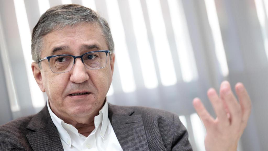 El conseller de Educación, José Antonio Rovira, durante la entrevista en su despacho.