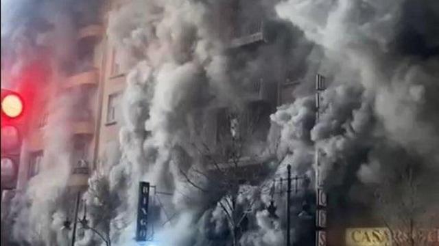 Un incendio en un bingo provoca una gran humareda cerca de Plaza España en València. Cedida a Europa Press