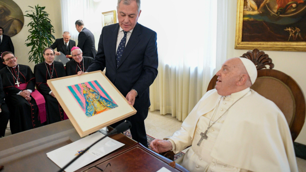 El alcalde de Sevilla entrega un obsequio a Su Santidad el Papa Francisco.