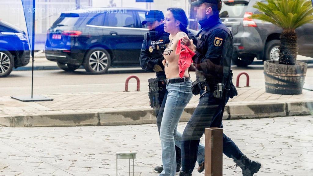 La Policía desaloja a la activista de Femen que ha irrumpido en la cumbre de los Patriotas europeos que se celebra este sábado en el Hotel Marriott de Madrid .