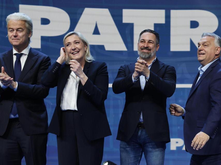 Santiago Abascal en la cumbre de los de Patriots en Madrid junto a Viktor Orbán, Marine Le Pen y el holandés Geert Wilders.