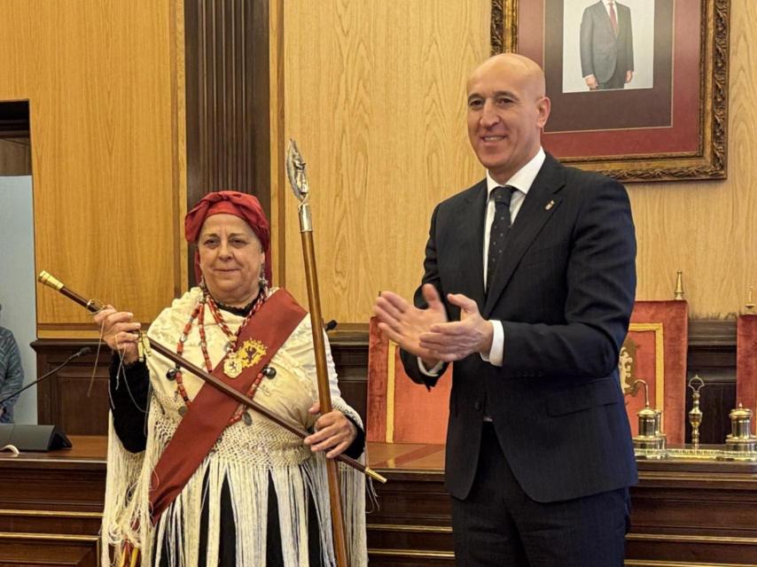 José Antonio Diez entrega el bastón de mando a la 'Águeda Mayor'