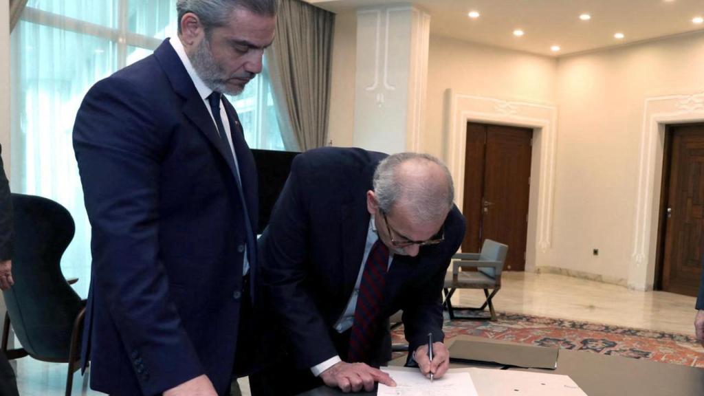 El primer ministro libanés, Nawaf Salam, firma un decreto para la formación del nuevo gobierno libanés en el Palacio Presidencial de Baabda.