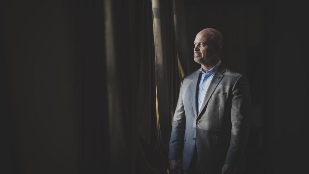 Kevin Roberts, antes de la entrevista.