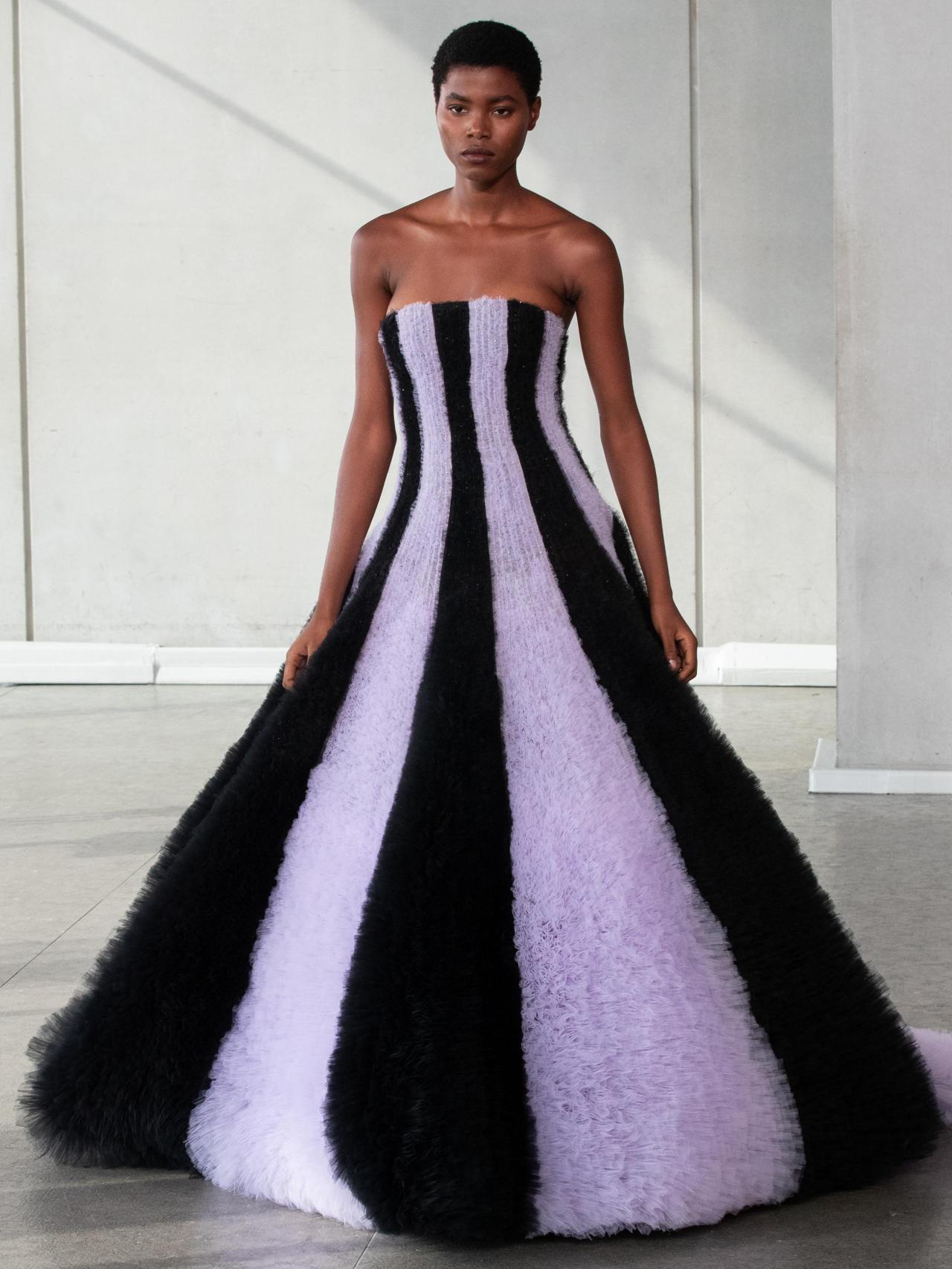 Silueta de la colección primavera-verano 2024 de Carolina Herrera.