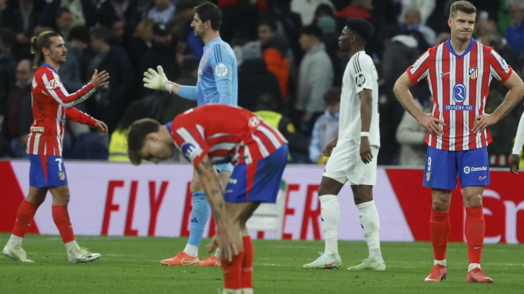 Jugadores de Real Madrid y Atlético se saludan tras el derbi madrileño