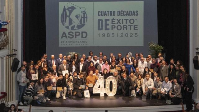 Foto de familia con los premiados en la gala anual del deporte