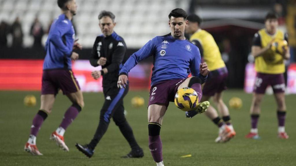 Luis Pérez en el calentamiento del partido ante el Rayo Vallecano