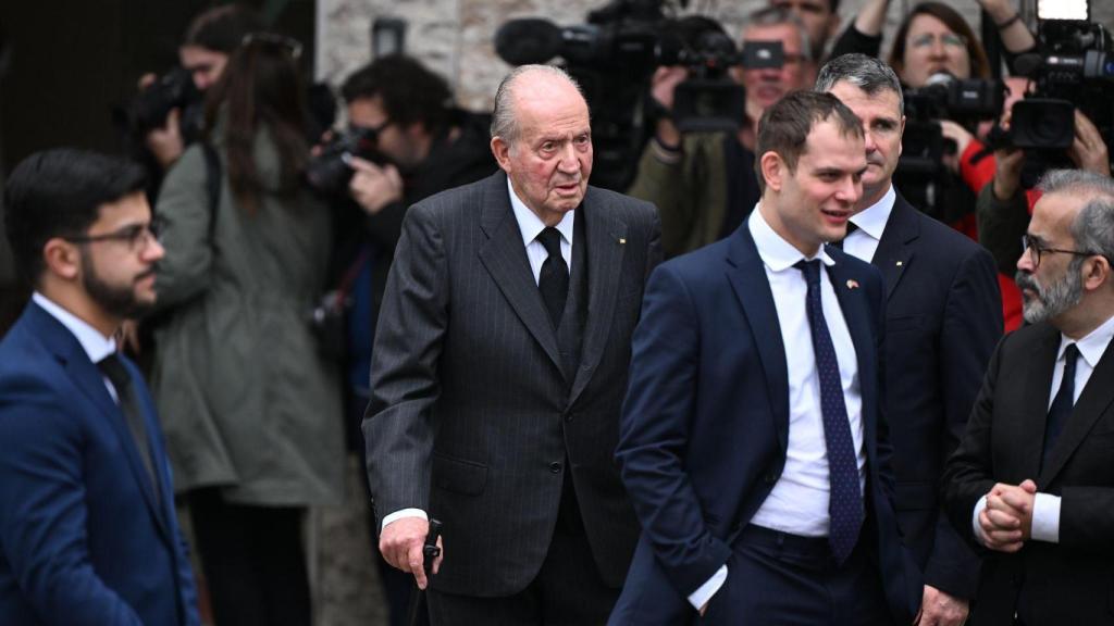 El emérito Juan Carlos ha sido uno de los asistentes al funeral del Aga Khan IV en Lisboa