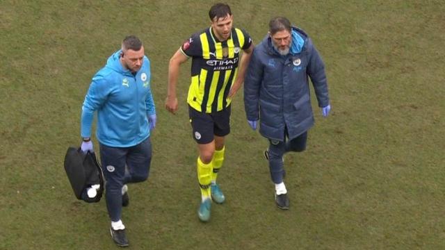 Nico González se marcha lesionado en su debut con el Manchester City.