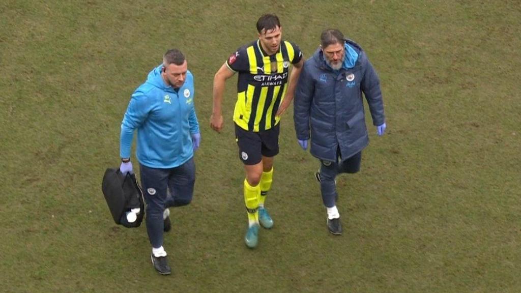 Nico González se marcha lesionado en su debut con el Manchester City.