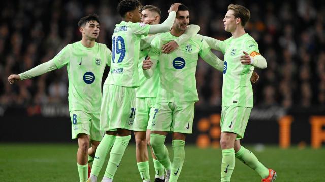 Los jugadores del Barça celebran el gol de Ferran Torres ante el Valencia en la Copa del Rey.