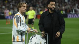 Luka Modric entrena una camiseta a Marcelo en su homenaje antes del derbi