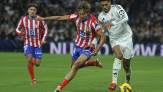 Bellingham trata de irse de la presión de Marcos Llorente.