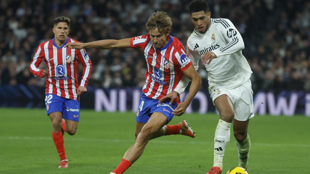 Bellingham trata de irse de la presión de Marcos Llorente.