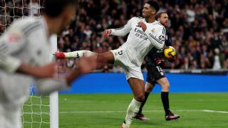 Bellingham patea con rabia el palo durante el derbi contra el Atlético de Madrid