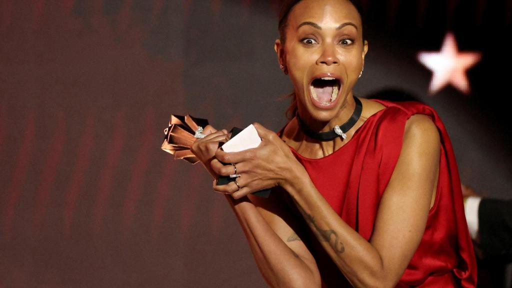 Zoe Saldaña recoge el premio a mejor actriz de reparto por 'Emilia Pérez' en los Critics Choice Awards