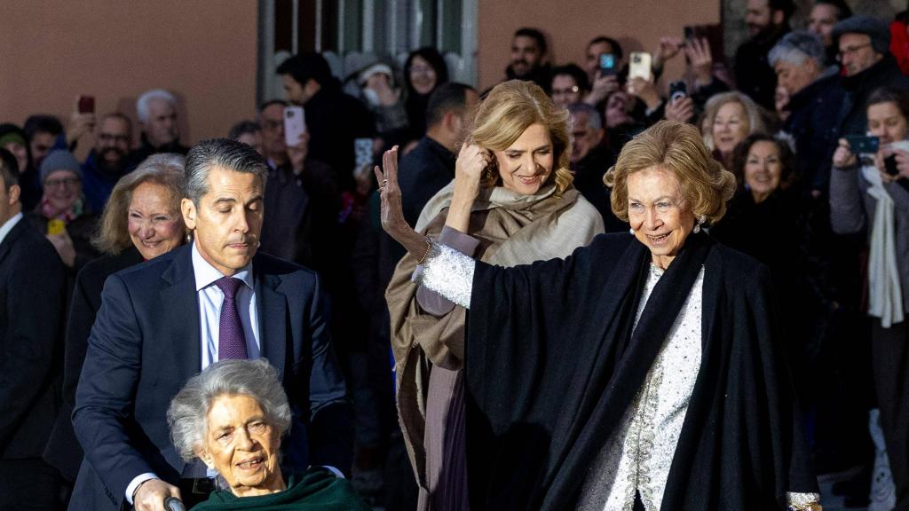 La Reina Sofía, junto a la infanta Elena y a su hermana Irene, llegando al enlace.