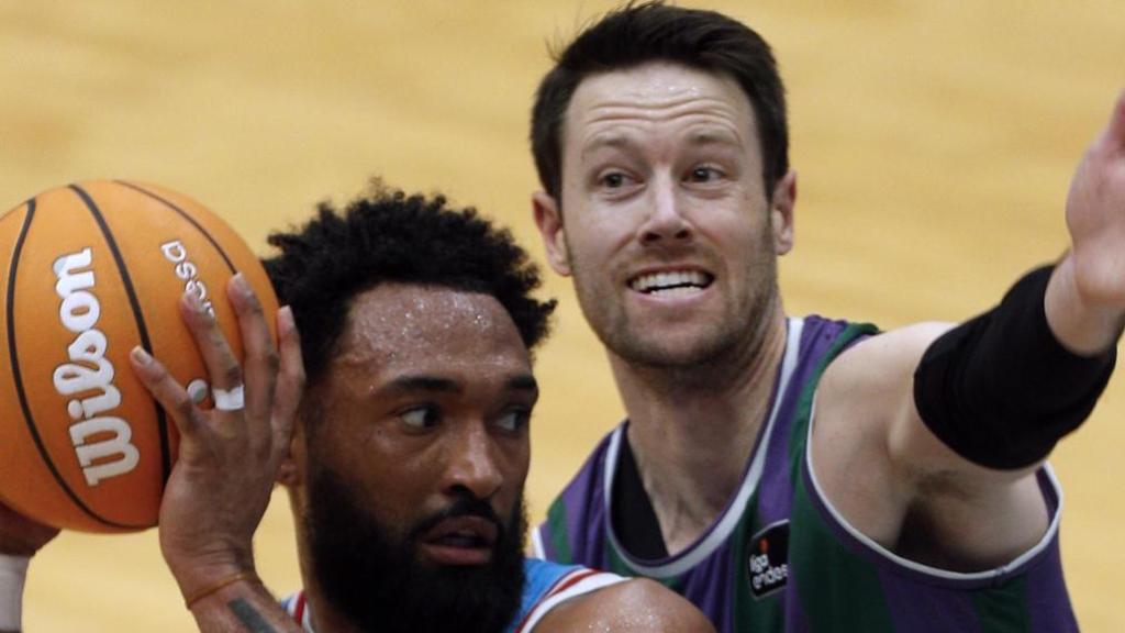 Darrun Hilliard disputa un balón con el base del Unicaja Tyler Kalinoski.