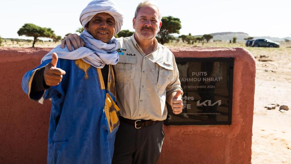 Eduardo Dívar, director de Kia España, junto a Ibrahim, un nómada marroquí.
