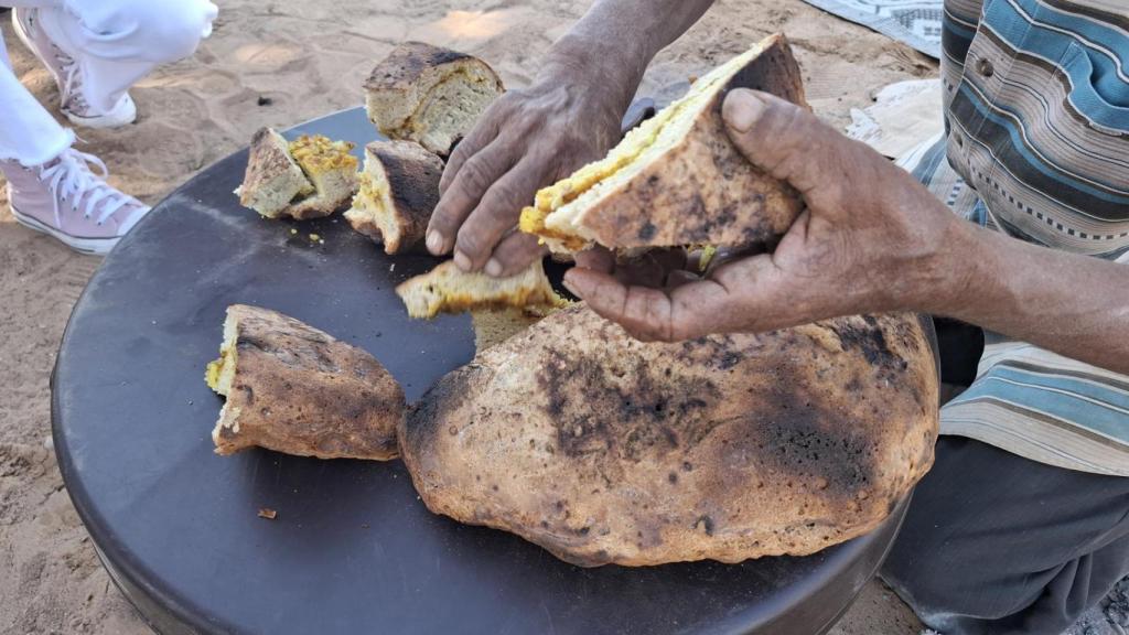 Así es el pan que comen los nómadas del Sáhara.