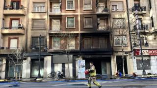 Los bomberos continúan trabajando en la extinción del incendio del bingo de Valencia