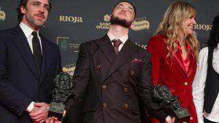 C. Tangana se lleva dos goyas vestido de gánster: le sale todo bien pero parece que no le importa