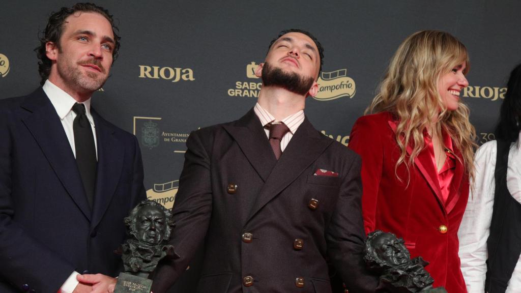 El músico y director C. Tangana posa con los Goya a mejor película documental por 'La guitarra flamenca de Yerai Cortés' y mejor canción original por 'Los Almendros'. Foto: EFE/Pepe Torres
