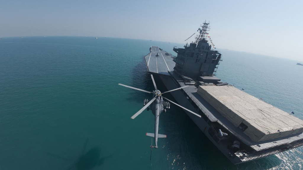 Helicóptero aproximándose a la cubierta de vuelo